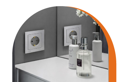 Розетки и рамки GLOSSA с защитой от царапин в интерьере